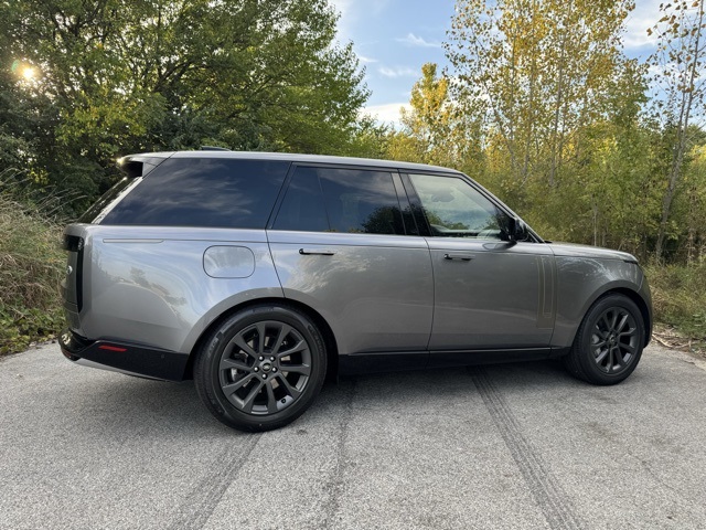 2023 Land Rover Range Rover SE photo 4