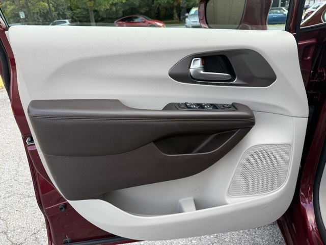 2018 Chrysler Pacifica Touring Plus photo 11