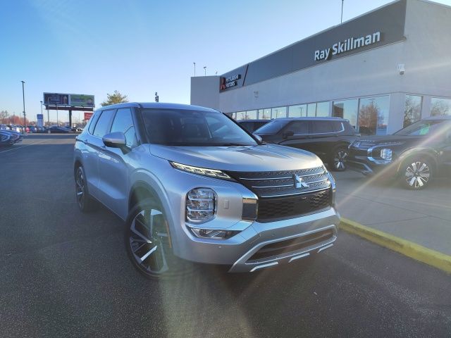 2024 Mitsubishi Outlander SE's photo