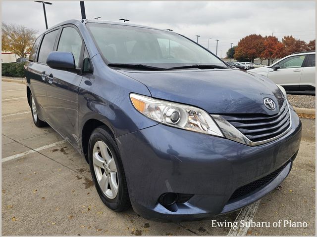 2015 Toyota Sienna LE's photo