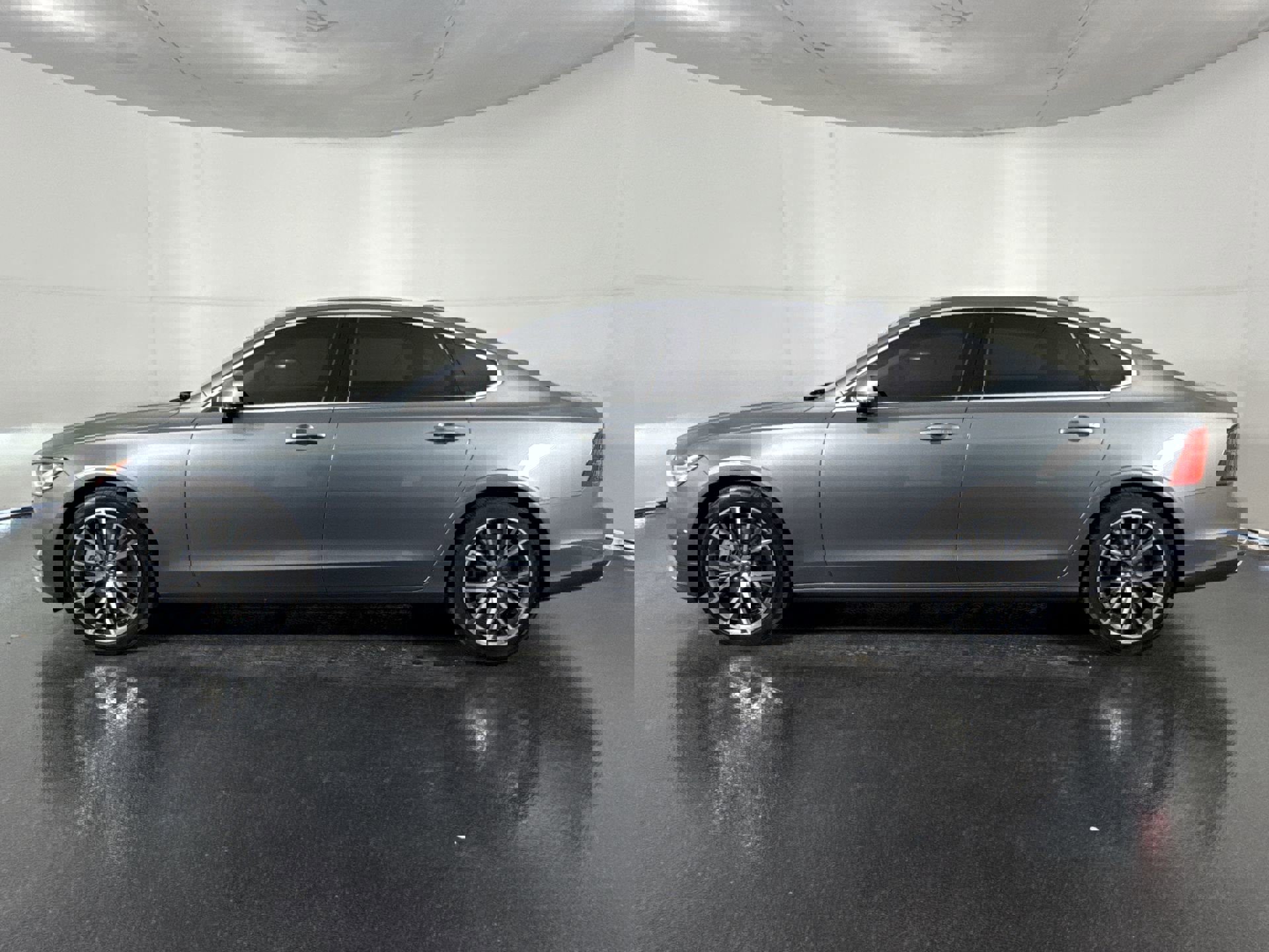 2018 Volvo S90 Momentum photo 4