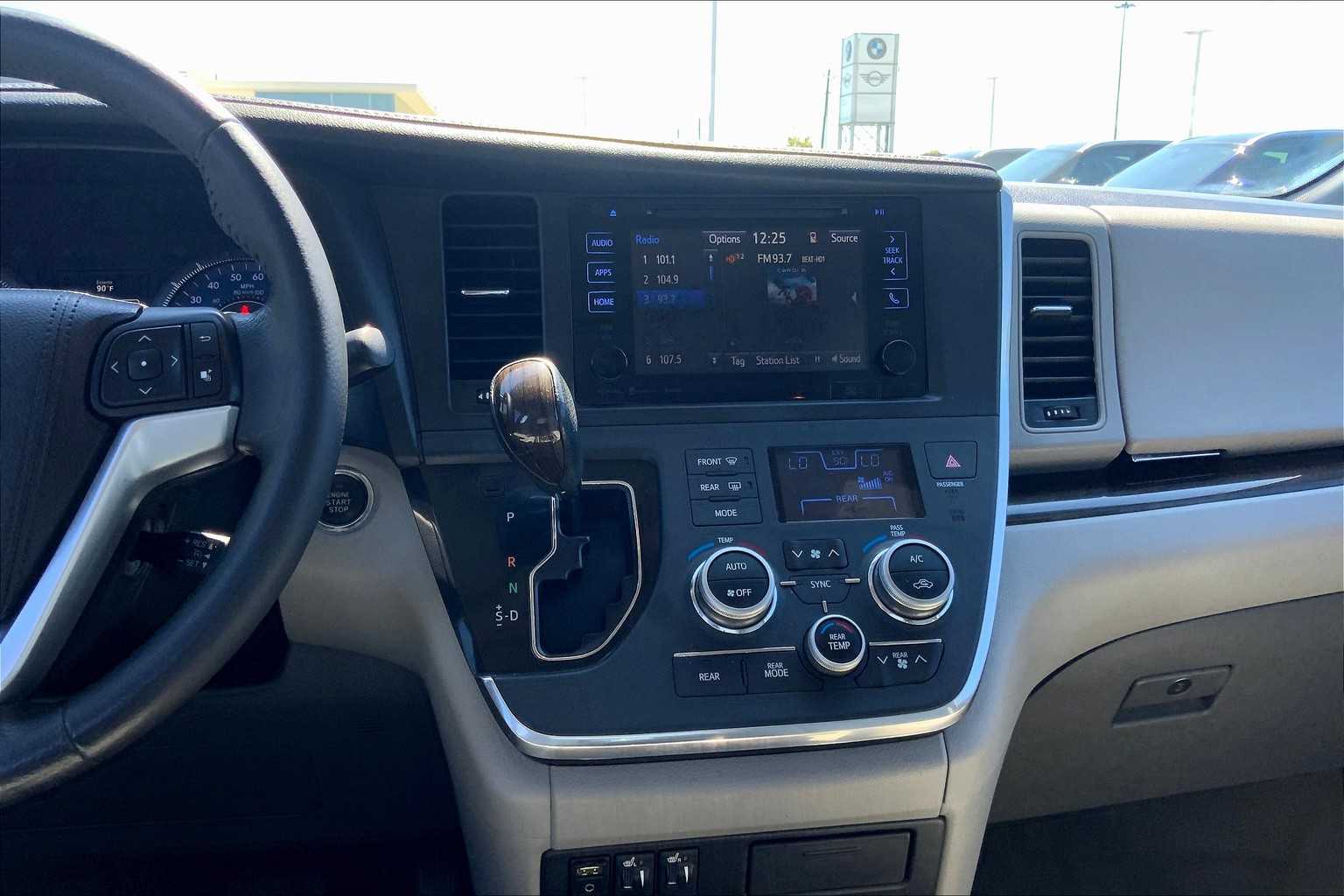 2017 Toyota Sienna XLE photo 6