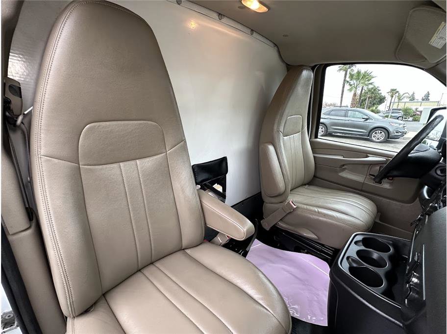 2015 Chevrolet Express Cutaway Van photo 21