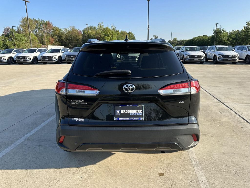 2022 Toyota Corolla Cross LE photo 2