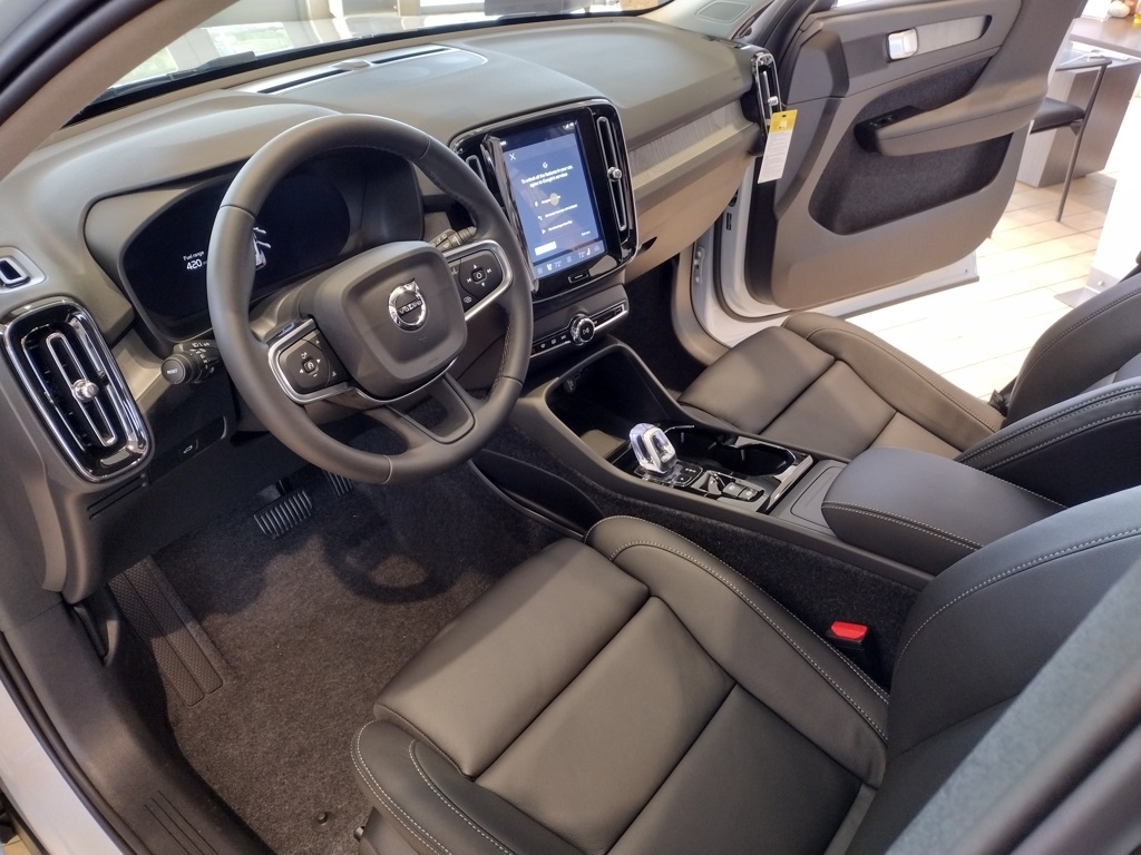 2026 VOLVO XC40 - Image 10