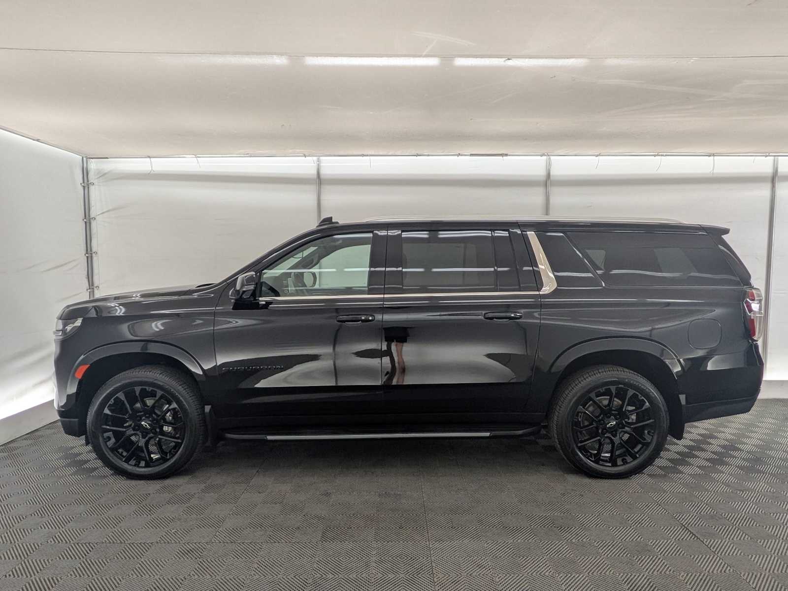 2024 Chevrolet Suburban LT photo 3