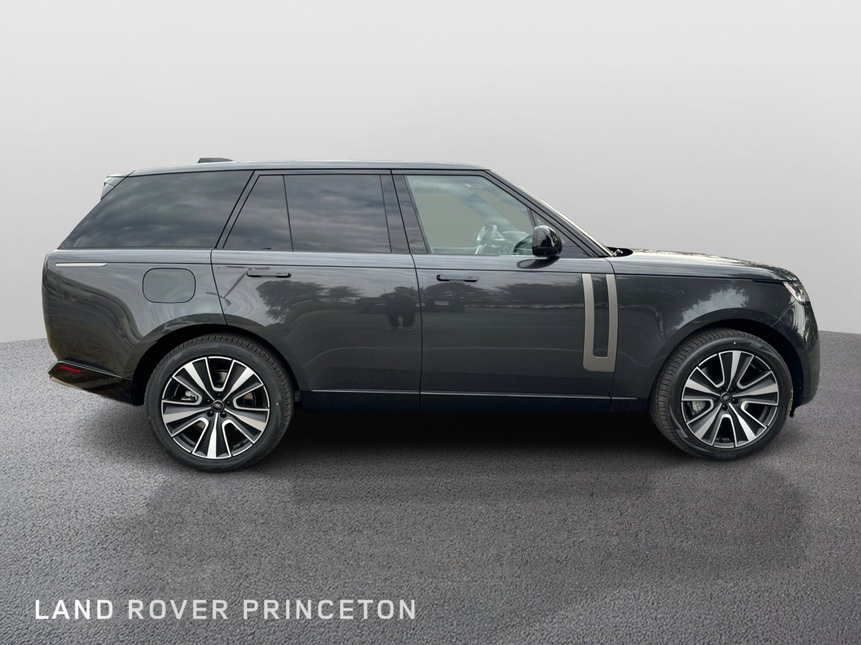 2025 Land Rover Range Rover SE photo 4