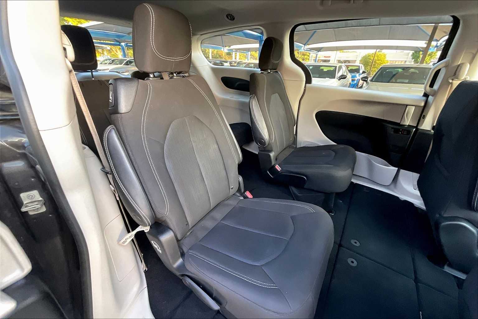 2022 Chrysler Voyager LX photo 18