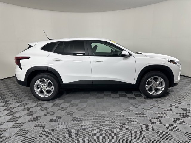 2026 Chevrolet Trax LS photo 2