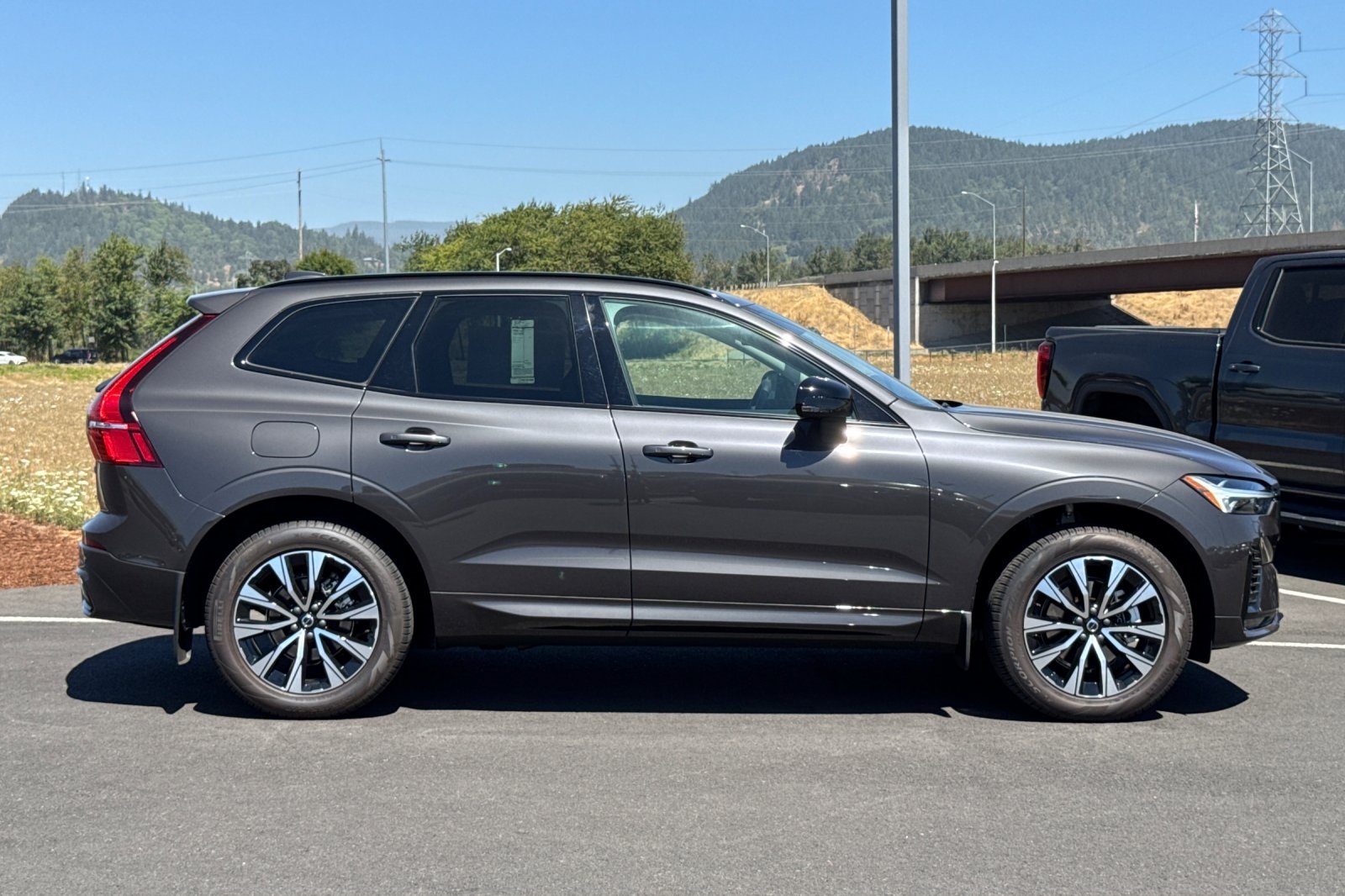 2025 Volvo XC60 B5 Core photo 2