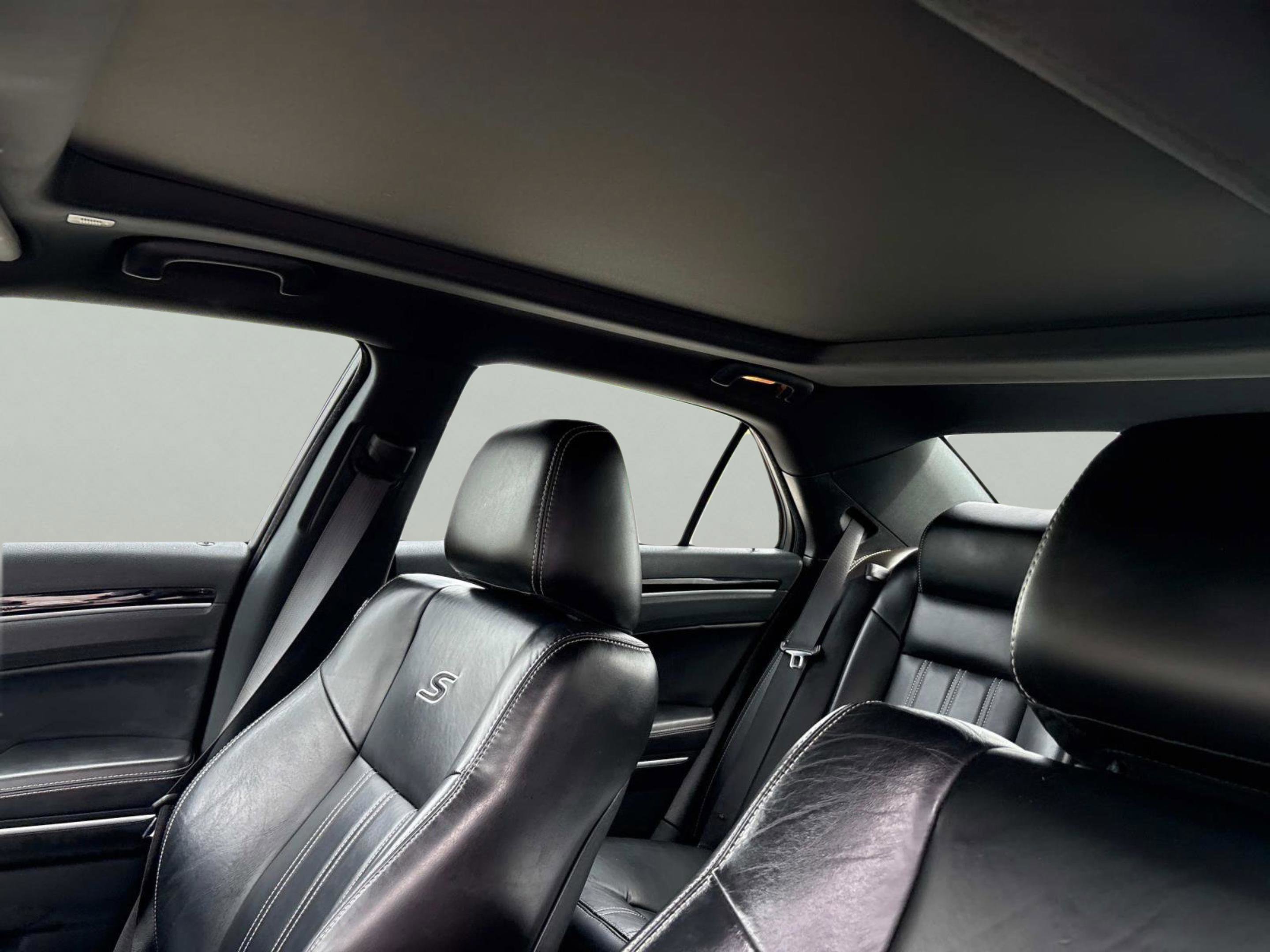 2022 Chrysler 300 S photo 19