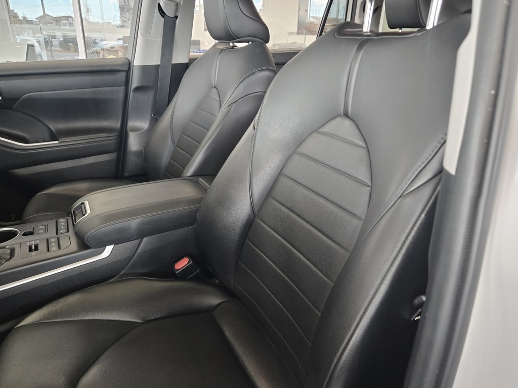 2021 Toyota Highlander XLE photo 16