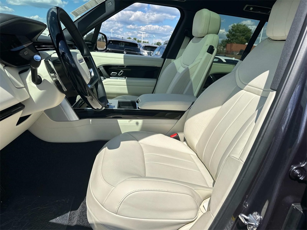 2025 Land Rover Range Rover SE photo 7