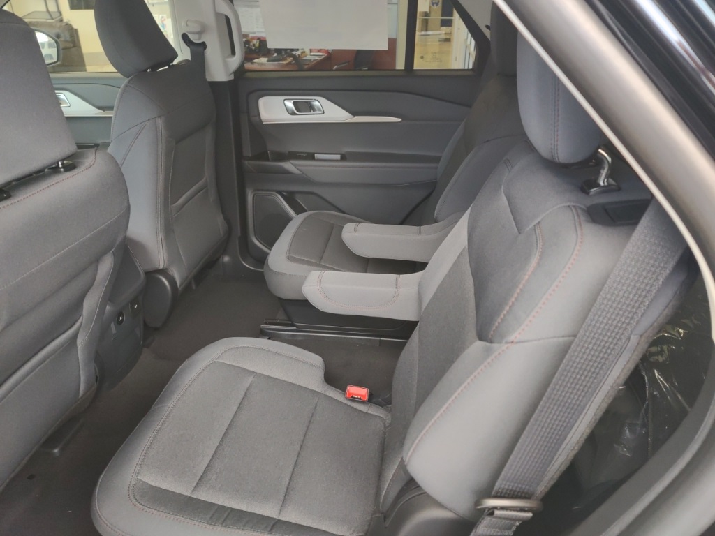 2025 Ford Explorer photo 7
