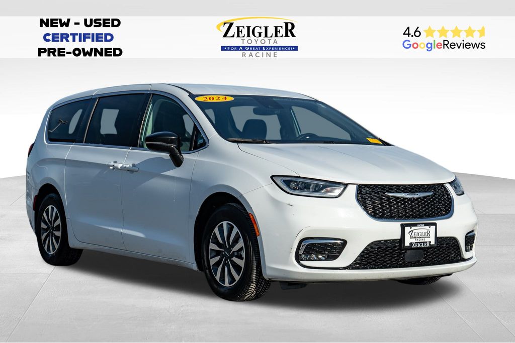 2024 Chrysler Pacifica PHEV Select's photo