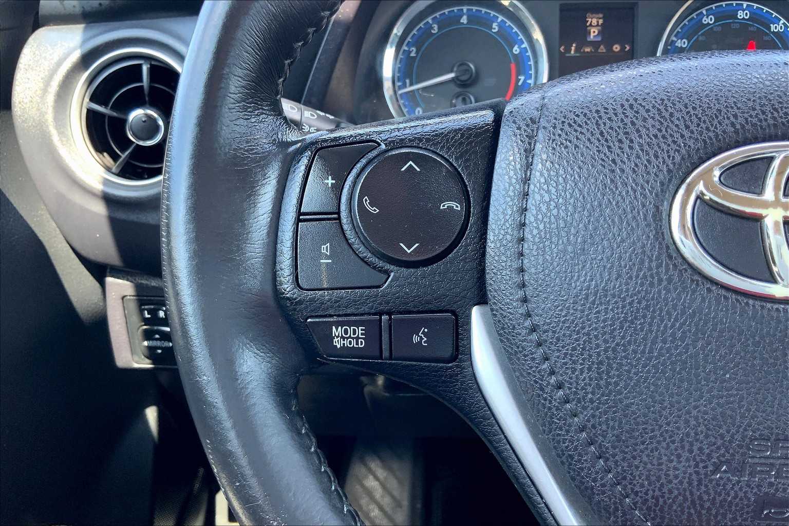 2017 Toyota Corolla SE photo 23