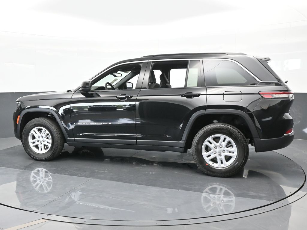 2024 Jeep Grand Cherokee Laredo photo 3