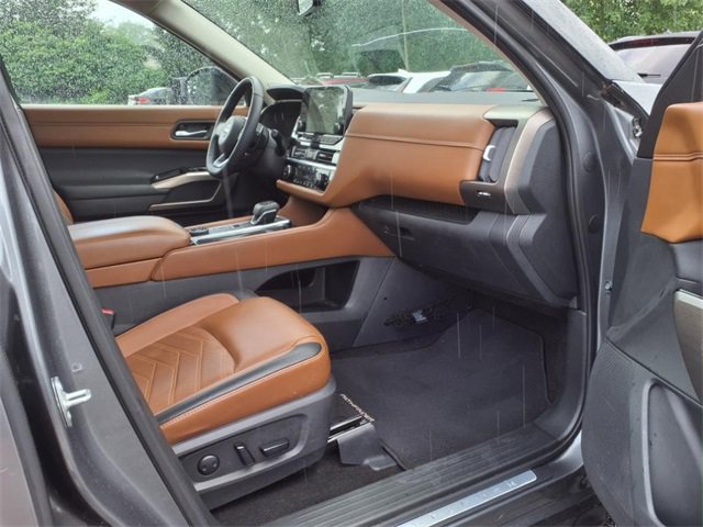 2023 Nissan Pathfinder Platinum photo 12