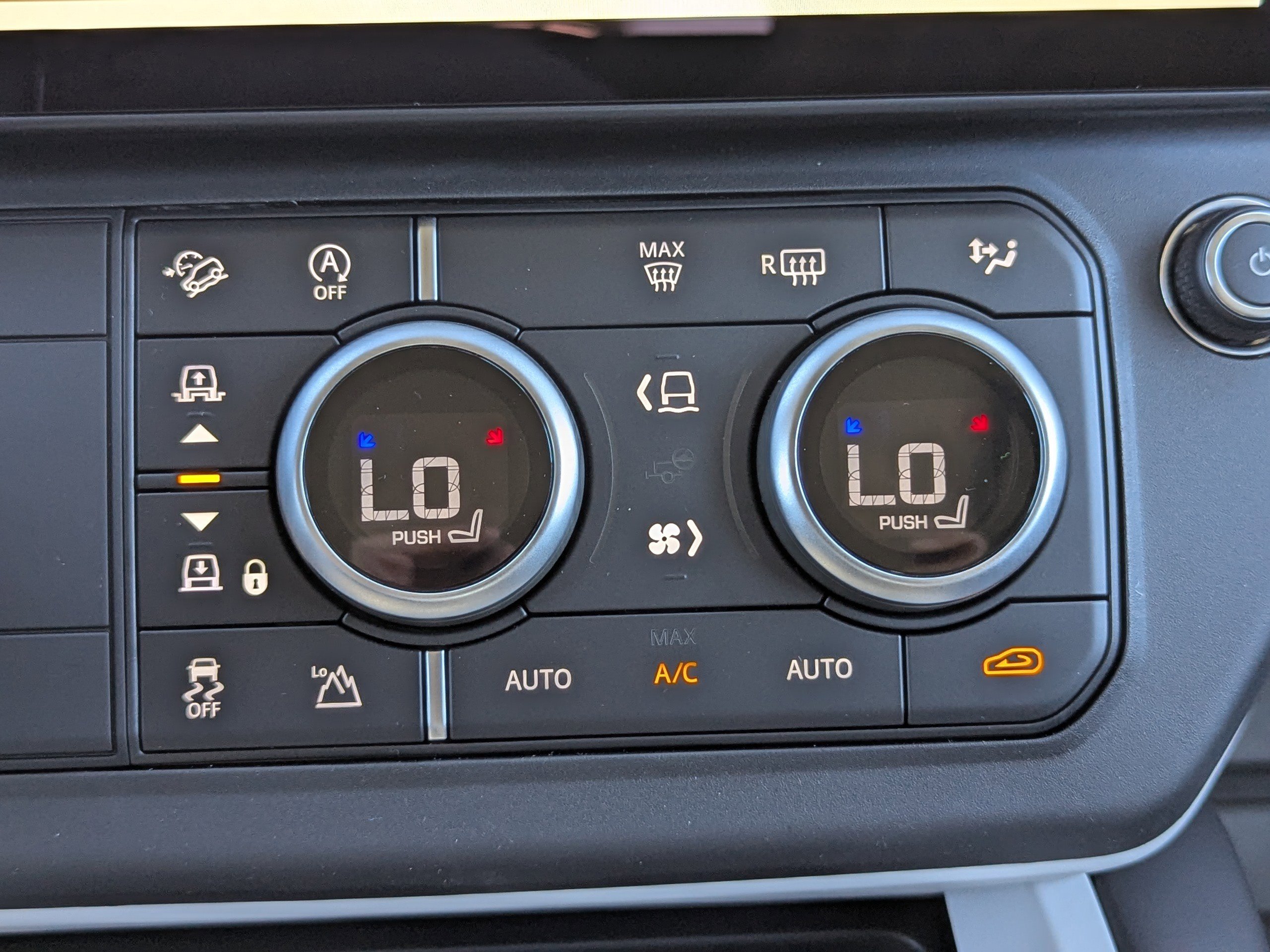 2026 Land Rover Defender 110 S photo 18