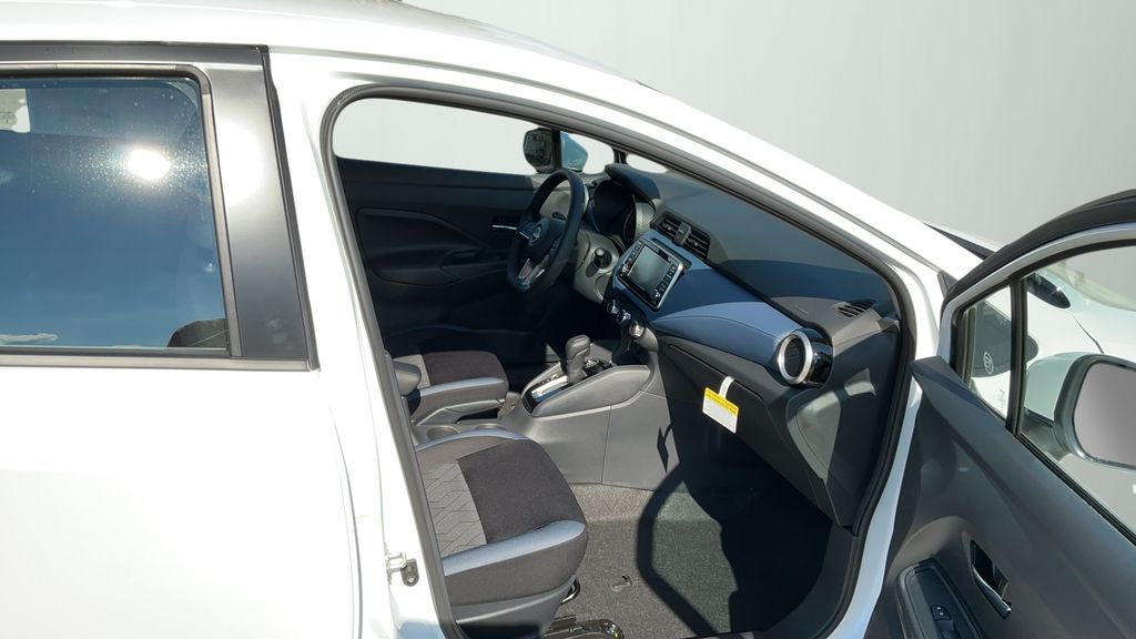 2025 Nissan Versa 1.6 SV photo 21