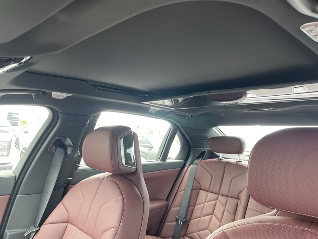 2026 Bmw 750e photo 20