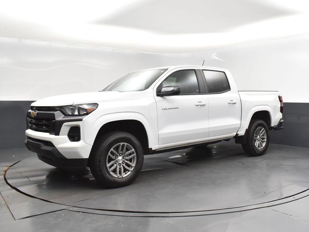 2024 Chevrolet Colorado LT photo 3