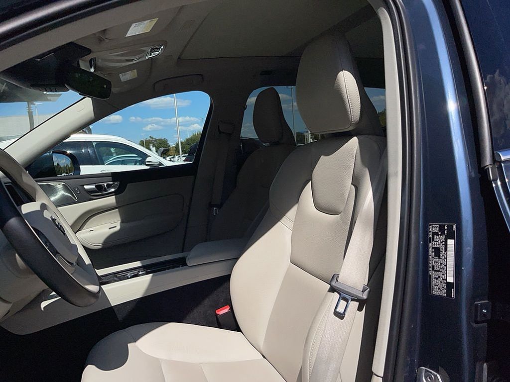 2019 Volvo XC60 T5 Momentum photo 3