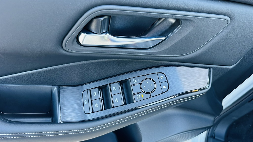 2026 Nissan Rogue SV photo 14
