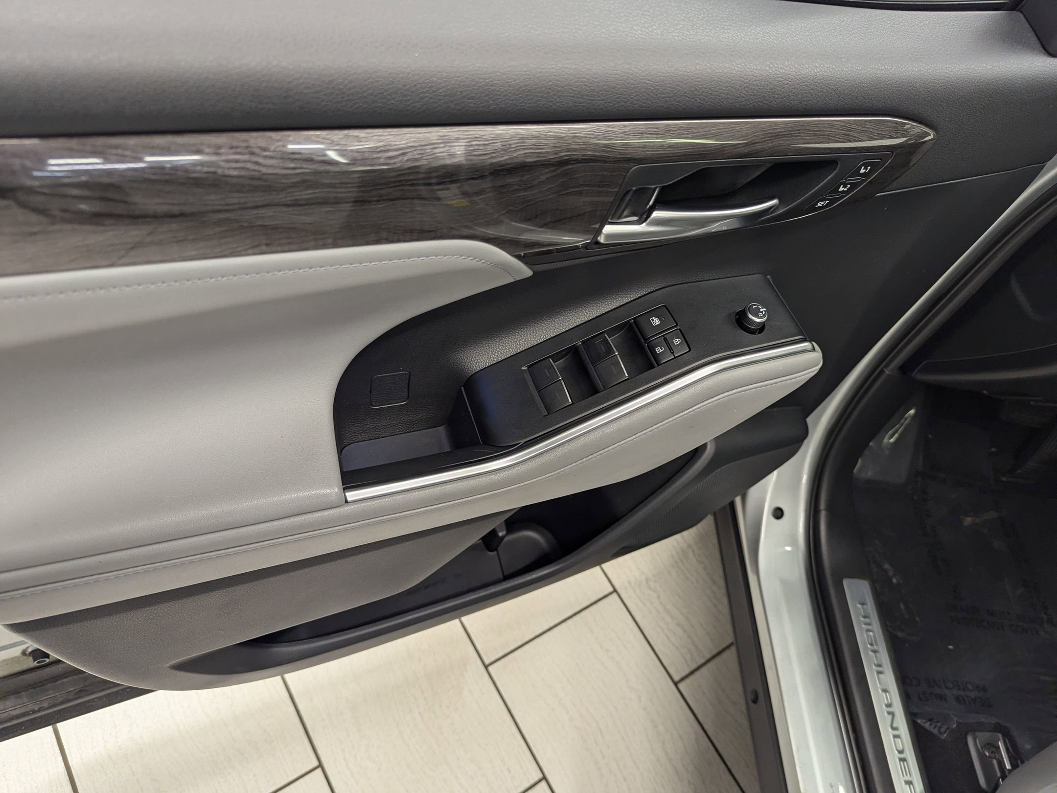 2020 Toyota Highlander Limited photo 9