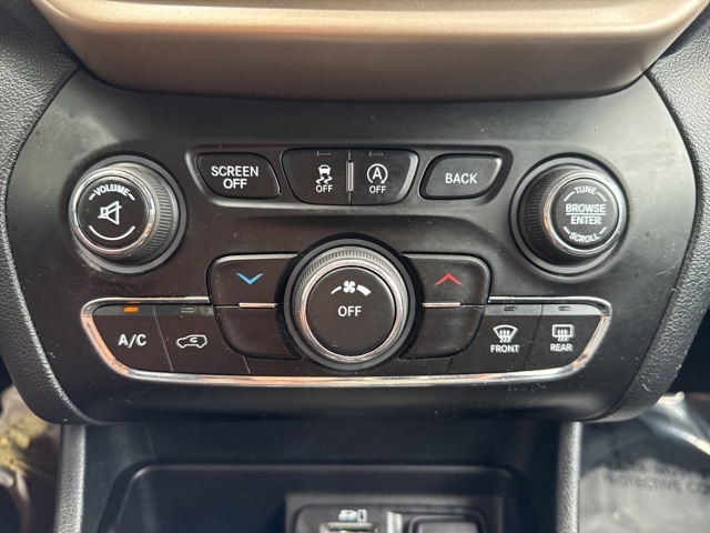 2016 Jeep Cherokee Altitude photo 11