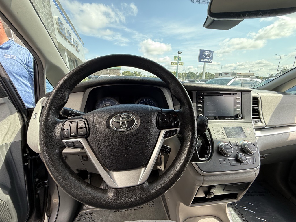 2020 Toyota Sienna LE photo 14
