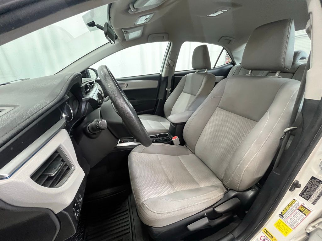 2015 Toyota Corolla LE photo 10