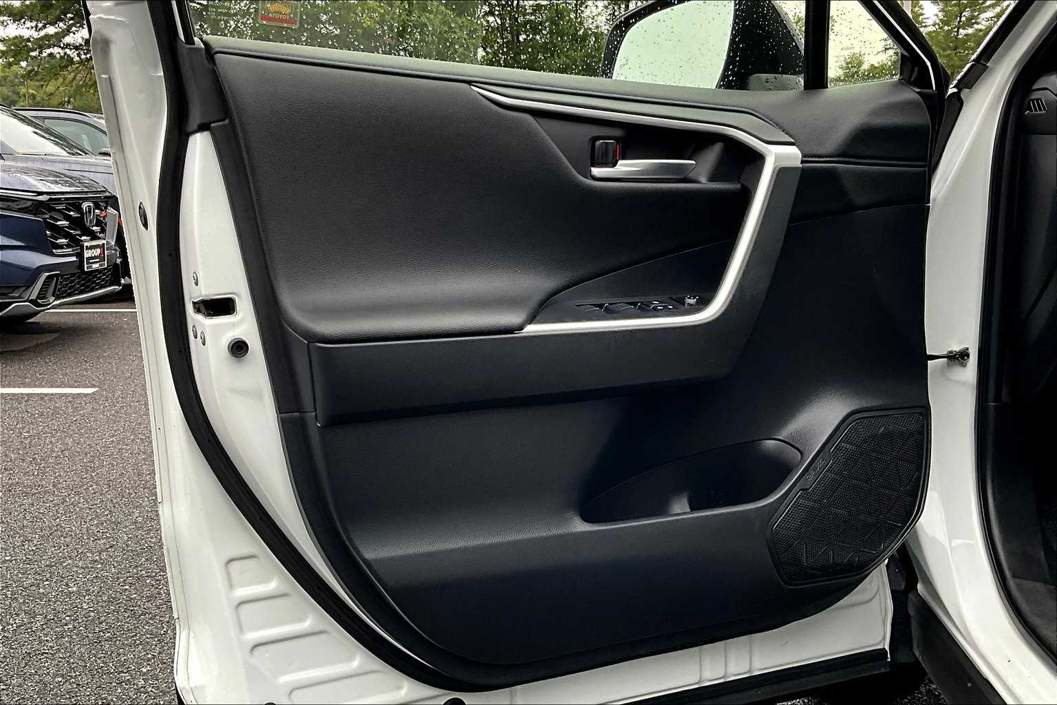 2023 Toyota RAV4 Hybrid XSE photo 18