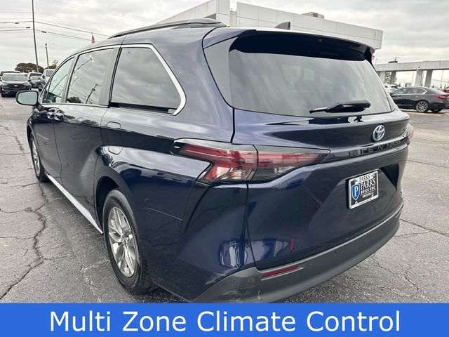 2023 Toyota Sienna XLE photo 2