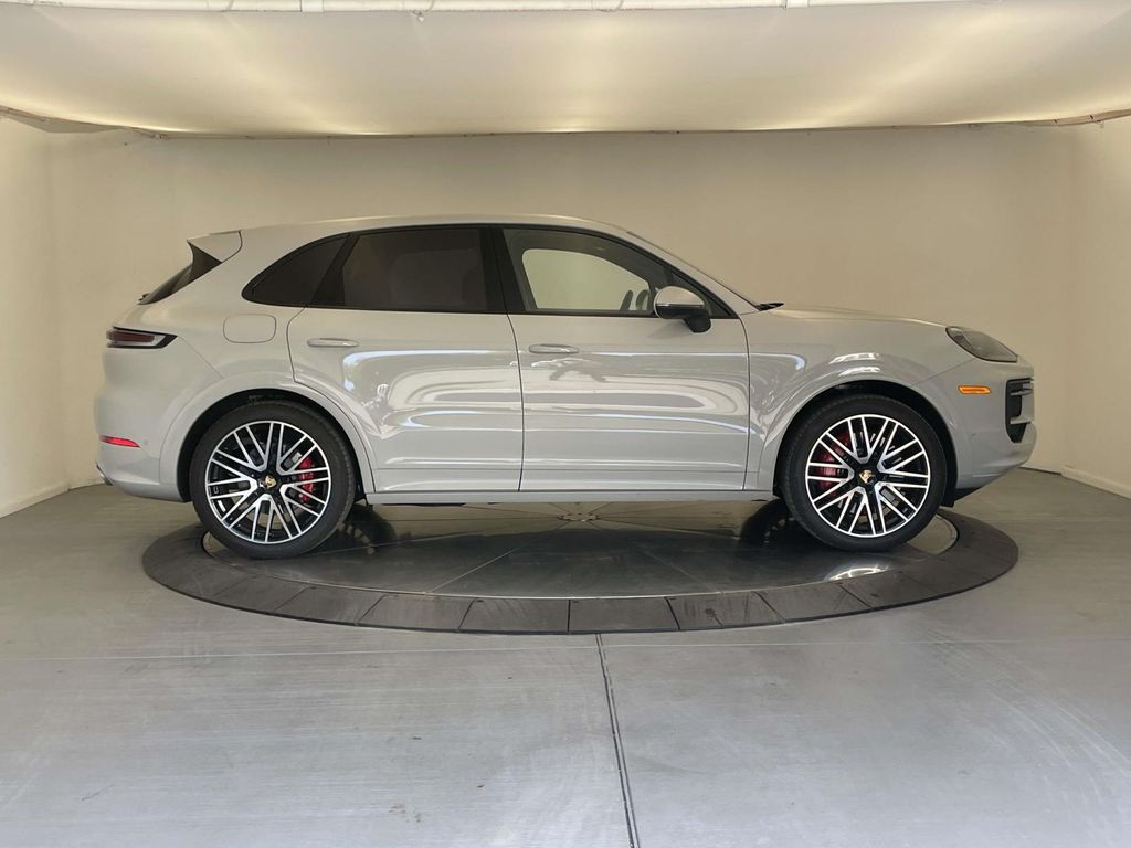 2024 Porsche Cayenne S photo 8