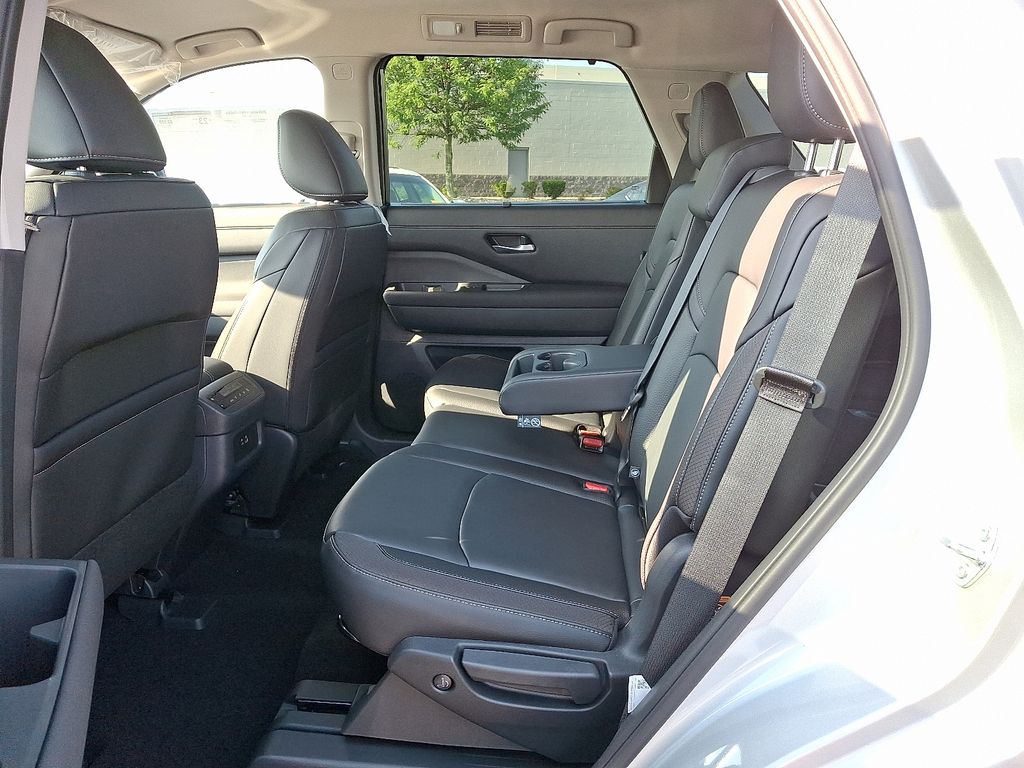2025 Nissan Pathfinder SL photo 4