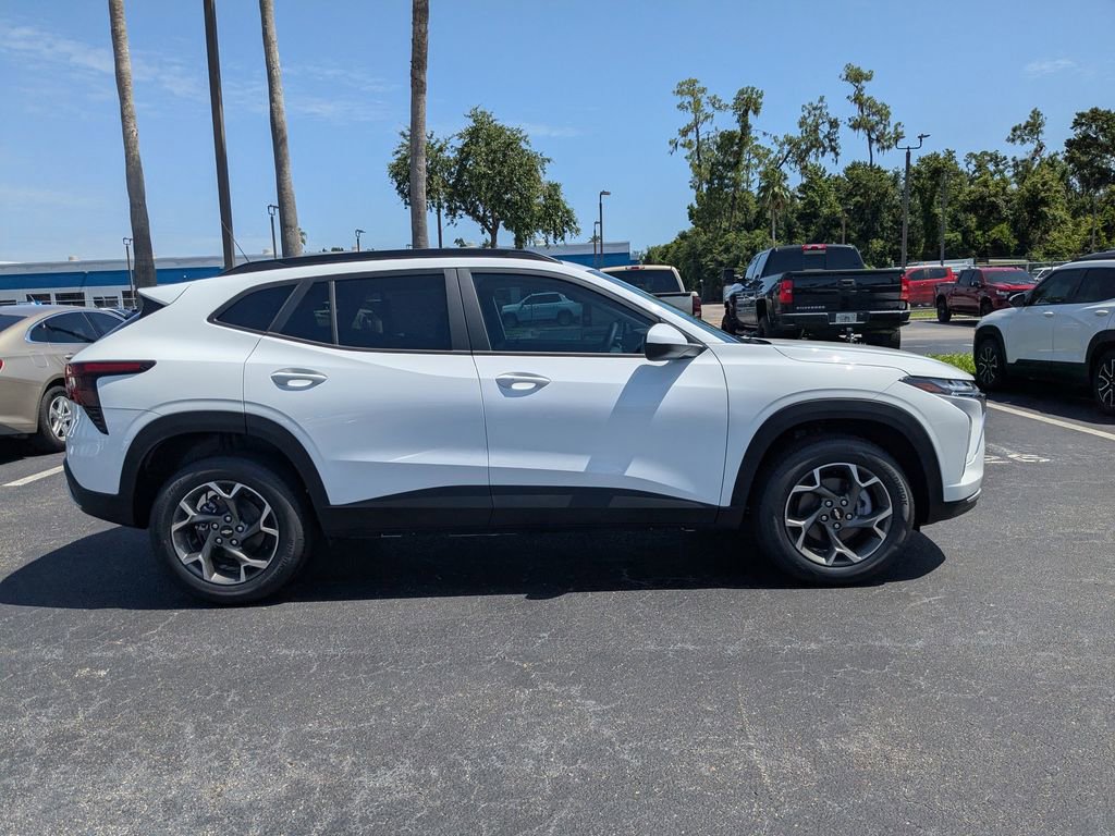 2025 Chevrolet Trax LT photo 3