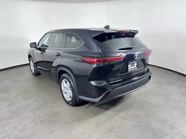 2022 Toyota Highlander LE photo 5