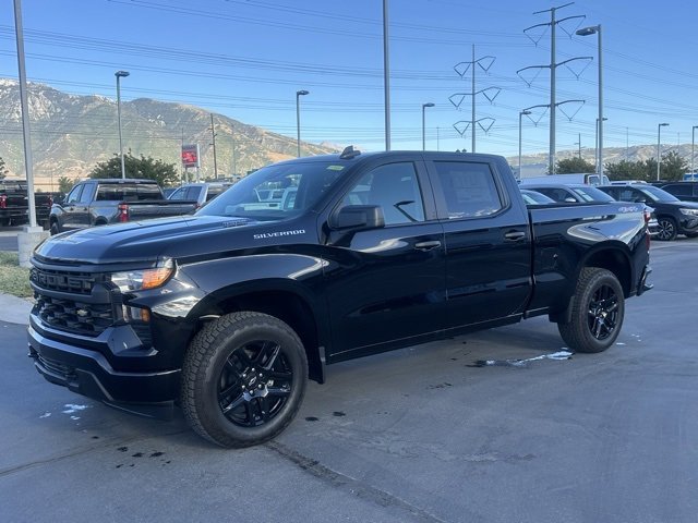 2025 Chevrolet Silverado 1500 Custom photo 2