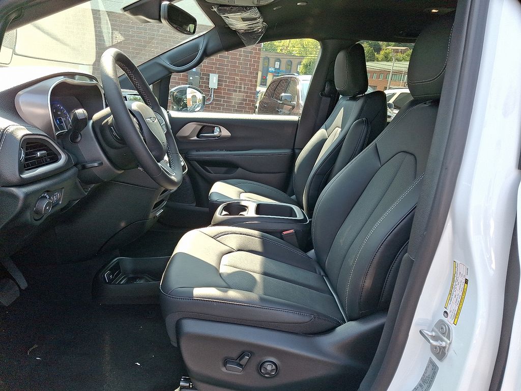 2026 Chrysler Pacifica photo 12