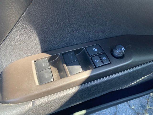 2023 Toyota Camry SE photo 4