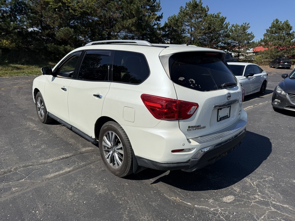 2017 Nissan Pathfinder SL photo 2