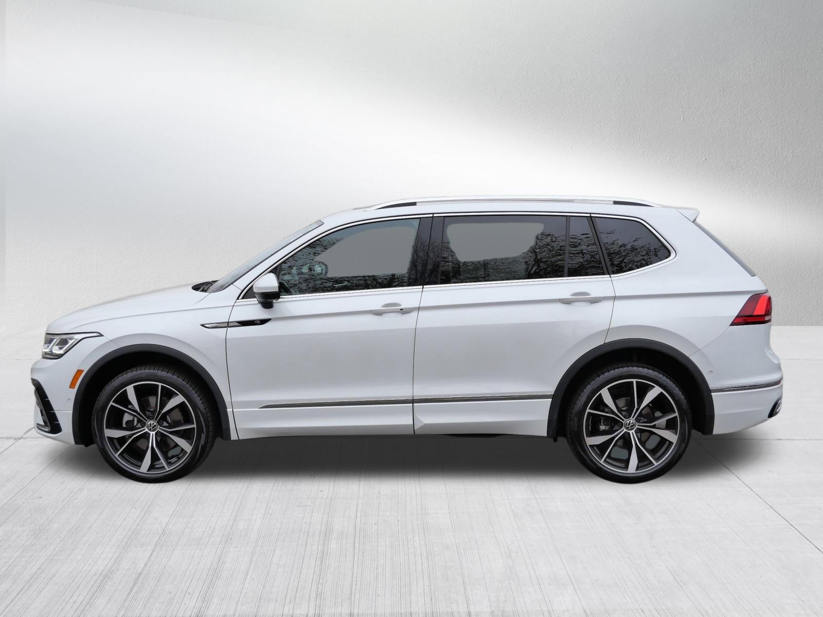 2024 Volkswagen Tiguan SEL R-Line Black photo 3