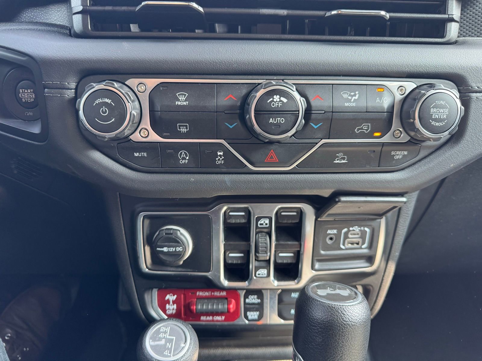 2024 Jeep Wrangler Rubicon photo 8