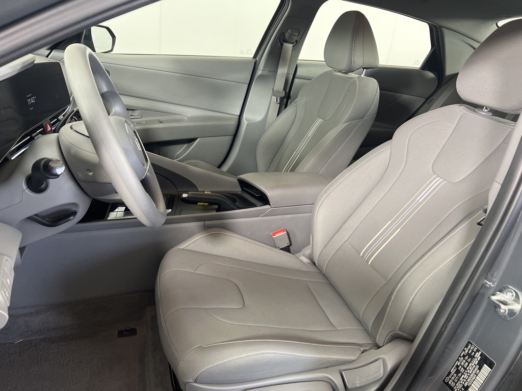 2024 Hyundai Elantra SEL photo 2