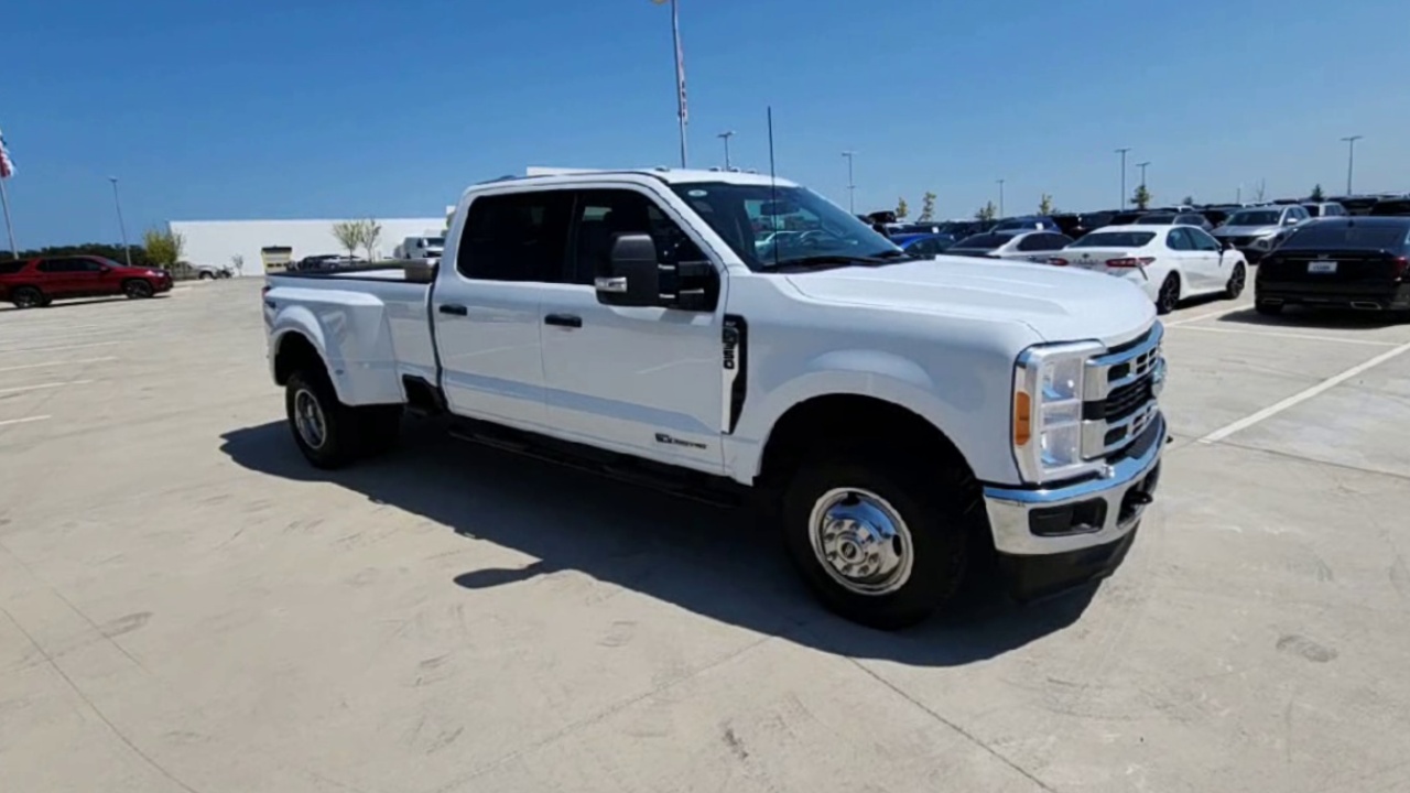 2023 Ford F-350 XLT photo 28