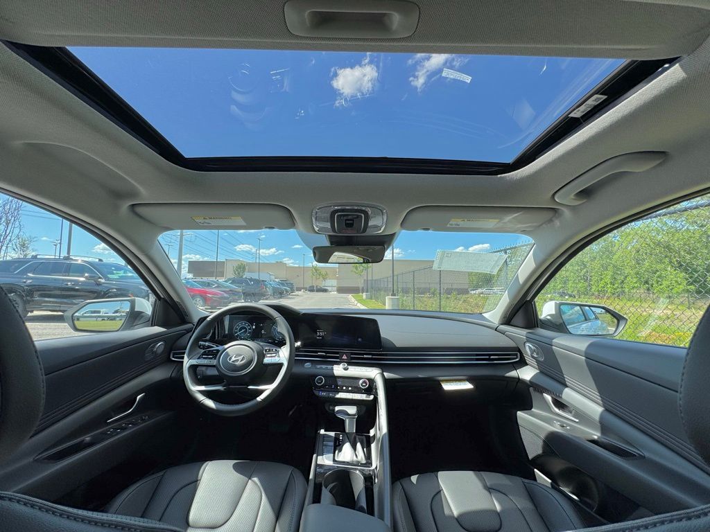 2025 Hyundai Elantra Hybrid Limited photo 3