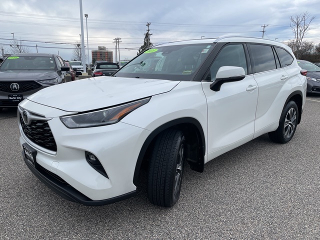 2021 Toyota Highlander XLE photo 3