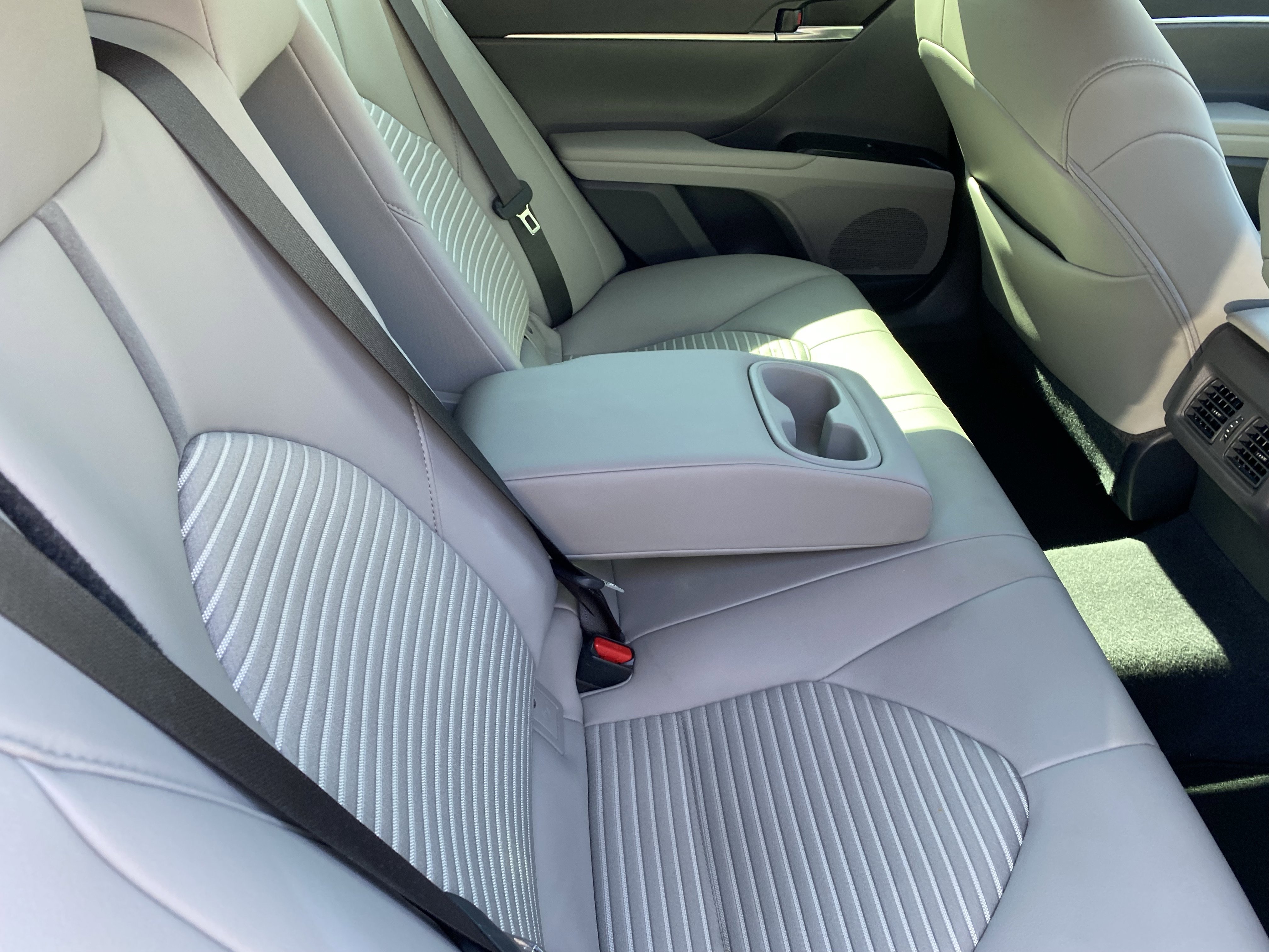 2020 Toyota Camry SE photo 3