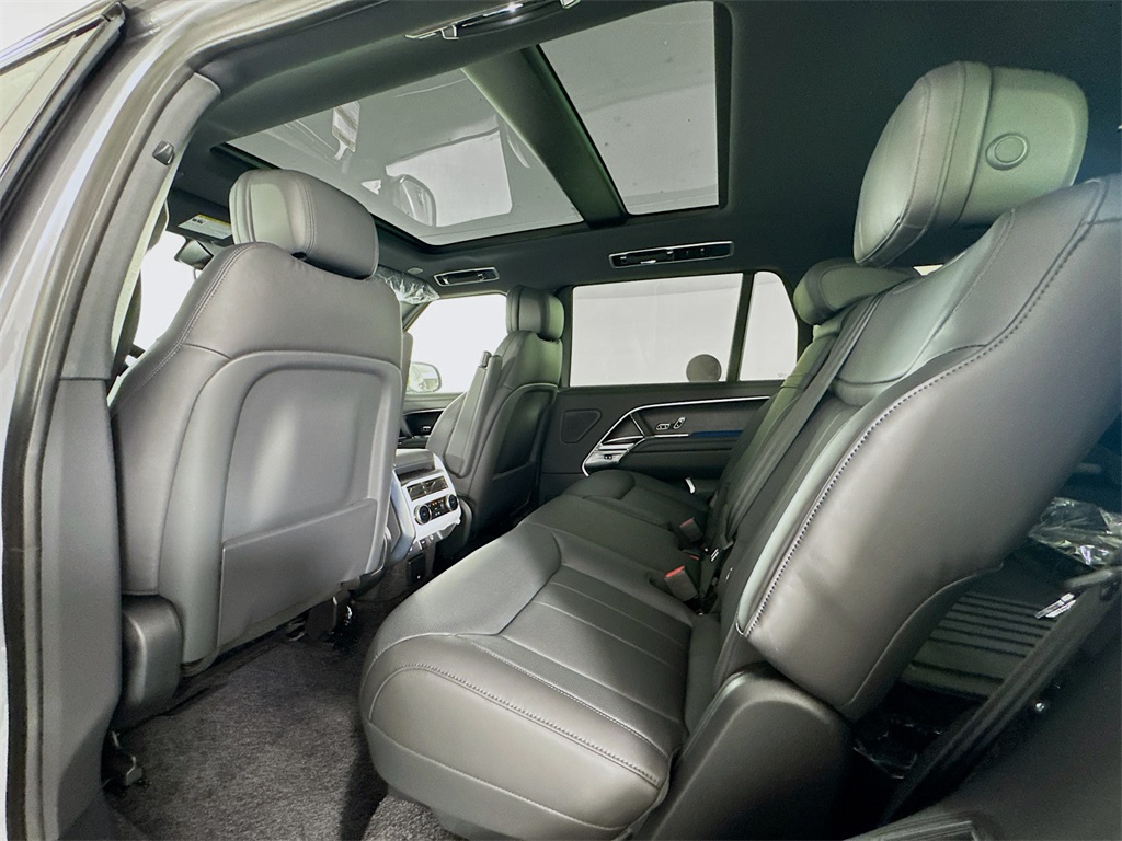 2025 Land Rover Range Rover SE photo 19